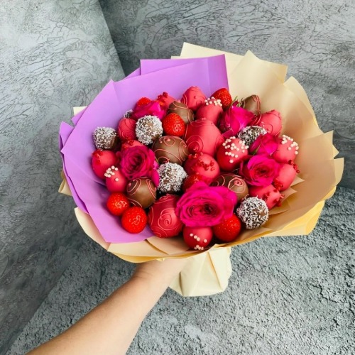 Клубника с розами