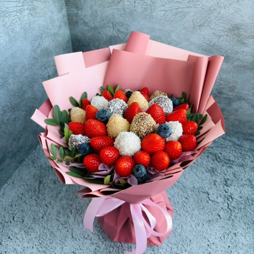 Букет из клубники и голубики